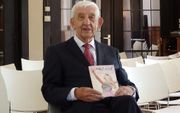 Dr. Ben Wentsel (87) met zijn nieuwe boek ”Houd moed". beeld RD