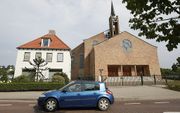 Het kerkelijk bureau (links) van de Gereformeerde Gemeente in Nederland, in Opheusden. beeld RD, Anton Dommerholt