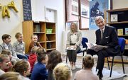 De Belgische koning Filip leest aan het begin van de Voorleesweek een verhaal voor aan kinderen uit groep 3. beeld AFP