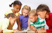 „Kinderen die ontdekkend leren lezen, vanaf het júiste moment, hebben veel minder tijd nodig dan de huidige ingeroosterde uren.” beeld iStock