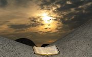 Met de Bijbel open kan toekomstvoorspelling toch niet moeilijk zijn. beeld iStock