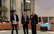 Van links naar rechts: Jack Albers, burgemeester Koelewijn van de gemeente Kampen en M. M. Markusse. beeld RD