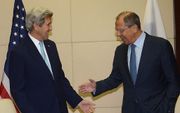 De Russische minister van Buitenlandse Zaken Sergei Lavrov (R) en zijn Amerikaanse collega John Kerry. beeld AFP