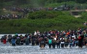 Migranten steken de Suchiate over naar Mexico. beeld AFP