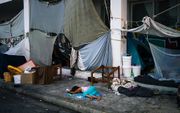 Een jonge migrante slaapt op de straten van Athene. beeld AFP