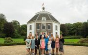 Prinses Beatrix omringd door haar kinderen en kleinkinderen. De foto werd woensdag vrijgegeven ter gelegenheid van de 80e verjaardag van de oud-vorstin. beeld RVD