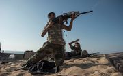 Foto die Jeroen Oerlemans maakte in de Libische stad -en IS-bastion- Sirte: strijders van de al-Marsabrigade in gevecht. beeld Jeroen Oerlemans/de Beeldunie