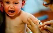 Consultatiebureauartsen moeten gaan werken met een checklist om te beoordelen of kinderen kunnen worden gevaccineerd, vindt de Nederlandse Vereniging Kritisch Prikken. beeld ANP, Robin van Lonkhuijsen