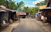 „Een probleem is dat de unieke vaardigheden van de lokale mensen vaak niet erkend en gebruikt worden door hulporganisaties.” Foto: dorp in Indonesië. beeld iStock