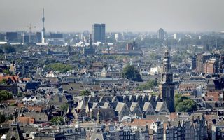 De binnenstad van Amsterdam, met op de voorgrond de Oude Kerk. beeld ANP, Robin van Lonkhuijsen