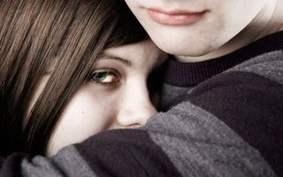 Jongen en meisje intiem met elkaar.