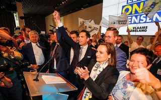 Vreugde bij het Vlaams belang, na de verkiezingsuitslag van zondag. beeld EPA, Julien Warnand