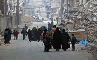 Inwoners van Aleppo vluchten uit de wijk Sukkari naar veiliger gebieden in het zuidoosten van de stad. beeld AFP