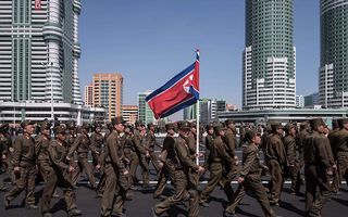 PYONGYANG. Militairen marcheerden woensdag over het asfalt van de Ryomyong-straatin Pyongyang, die even daarvoor met groot vertoon was geopend door dictator Kim Jong Un. beeld  AFP, Ed Jones