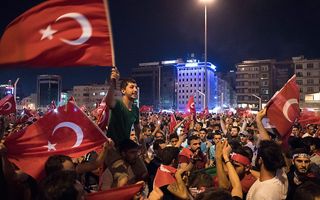 Turken vieren in Istanbul het mislukken van de staatsgreep. beeld EPA, Marius Becker