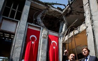 Minister Koenders bezocht tijdens zijn bezoek aan Turkije het beschadigde parlementsgebouw. Beeld ANP