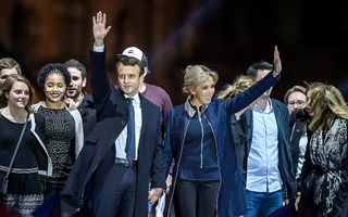 Emmanuel Macron (l.) en zijn vrouw Brigitte Trogneux vieren de overwinning. beeld EPA