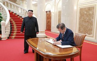 President Moon Jae-in (r.) en de Noord-Koreaanse leider Kim Jong-un. beeld AFP