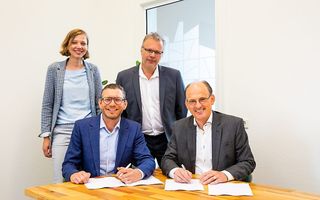 V.l.n.r.: Janneke Korevaar en Emiel Hop (EO) en Herman van Rhijn en Bert Jan Peters (Kliksafe) tijdens de ondertekening van het contract. beeld Michaël Terlouw