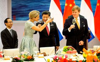 Koning Willem-Alexander, koningin Máxima en de Chinese president Xi Jinging tijdens het staatsbanket in de Golden Hall. beeld ANP