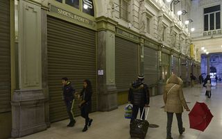 Gesloten winkels in Brussel, zaterdag. beeld AFP