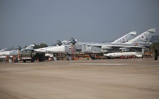 Russische SU-24 bommenwerpers op een luchtmachtbasis in Latakia. Beeld AFP