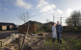 Het echtpaar Vonk op de plek van hun voormalige woonboerderij die in juli door brand werd verwoest. beeld Herman Stöver