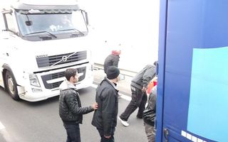 Een groepje vluchtelingen verstopt zich in een truck. beeld Stefan, chauffeur Boom Transport