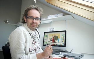 Cartoonist Christian Zomer op zijn zolderkamer in Hardenberg. beeld Frank Uijlenbroek