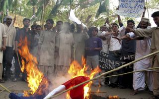Vlagverbranding in Pakistan. beeld EPA