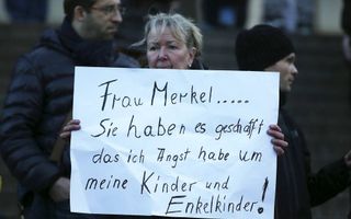 Sinds de massale aanranding tijdens de nieuwjaarsnacht in Keulen krijgt het vluchtelingenbeleid van kanselier Merkel met veel meer tegenstemmen te maken. Foto: Een Duitse vrouw uit haar bezorgdheid over de toekomst van Duitsland door de komst van zoveel m