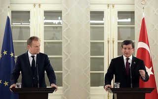 EU-voorzitter Tusk (l.) deze week op bezoek bij de Turkse premier Davutoglu (r.). beeld AFP, Halil Sagirkaya