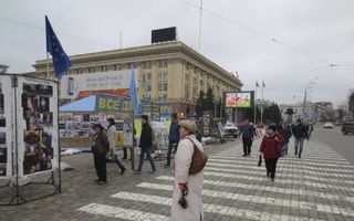 Op het Vrijheidsplein wordt de voorbijganger gevraagd wat hij heeft gedaan Charkov vrij te houden. beeld Floris Akkerman