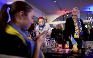Een groepje Oekraïners verzamelde zich woensdagavond in Nieuwspoort. De uitslag betekende voor hen een teleurstelling. beeld ANP, Martijn Beekman