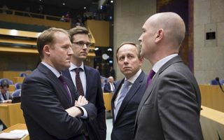 De Tweede Kamerleden Verhoeven en Sjoerdsma (beiden D66), Van der Staaij (SGP) en Segers (ChristenUnie) bespreken hun strategie tijdens het debat woensdag over de referendumuitslag. beeld ANP, Bart Maat
