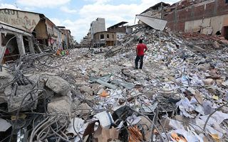 Puin van ingestorte gebouwen in Portoviejo, Ecuador. beeld AFP, Juan Cevallos