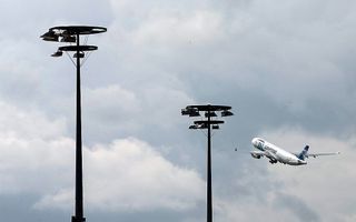 Een vliegtuig van EqyptAir stijgt op van vliegveld Charles de Gaule bij Parijs. Beeld AFP