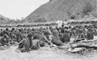 Ds. G. Kuijt preekt voor Papoea’s in Pass Valley in 1964. Foto ZGG