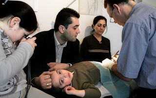 Een jongetje wordt besneden in een artsenpraktijk in Amsterdam.   Foto ANP