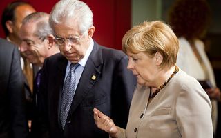 Merkel en Monti tijdens de eurotop. Foto EPA