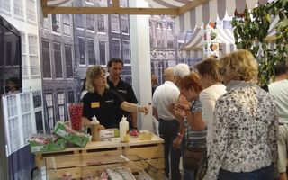Mieke en Ad Coolbergen uit Oude-Tonge deelden gisteren radijssnacks uit aan bezoekers van het Huis van de Smaak. Foto RD
