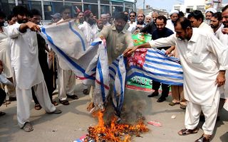 Verbranding van de Amerikaanse vlag in Peshawar.  Foto EPA