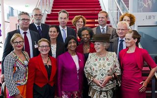 Koningin Beatrix en de hoge commissaris voor de mensenrechten van de VN, Navanethem Pillay (M) bij de presentatie van het College voor de Rechten van de Mens. Foto ANP