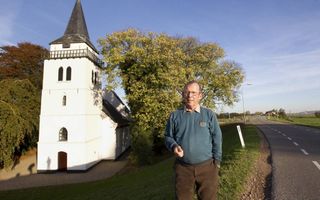 Het gaat ouderling-kerkrentmeester Gert Verhaaf aan het hart dat de kerk van Slijk-Ewijk te koop staat. „Aan middelen ontbreekt het ons niet.” Foto RD, Anton Dommerholt