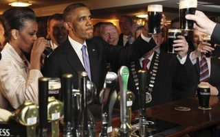 Dan toch ook maar een glas Guinness. Obama bij zijn bezoek aan Ierland in mei 2011. Foto EPA