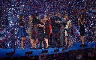 De families Obama en Biden vieren de overwinning in Chicago. Foto EPA