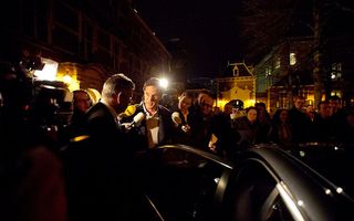 Premier Rutte stapt in zijn auto na afloop van het topoverleg. Foto ANP