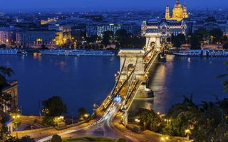 De Kettingbrug verbindt de twee stadsdelen van Boedapest, die door de Donau worden gescheiden. Foto Fotolia, Emi Cristea