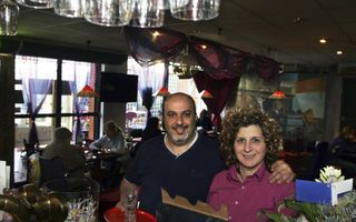 Wisam en Silva Machool zijn sinds vijf jaar eigenaar van lunchroom De Deele in Hoogeveen. Foto Eelco Kuiken