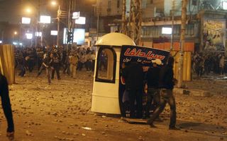Op woensdagavond kwam het voor het presidentieel paleis in de wijk Heliopolis, Caïro, tot hevige confrontaties tussen aanhangers en tegenstanders van president Mohammed Morsi. Er vielen zeven doden. Foto EPA